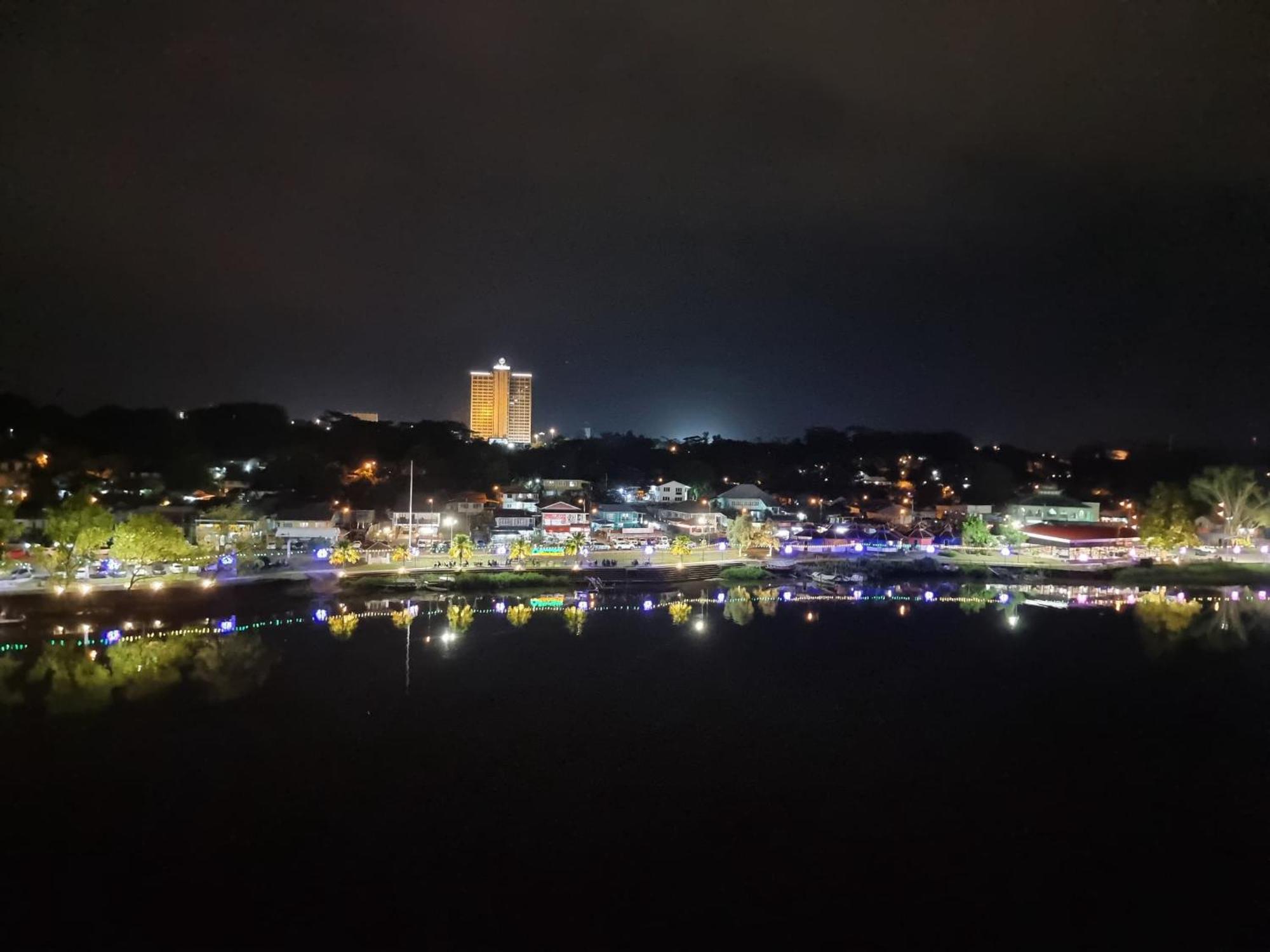 Cozzzy Hut Riverbank Suites Kuching With Spectacular River View المظهر الخارجي الصورة