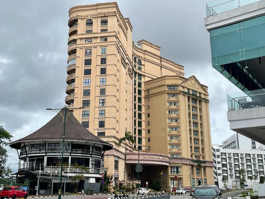 Cozzzy Hut Riverbank Suites Kuching With Spectacular River View المظهر الخارجي الصورة