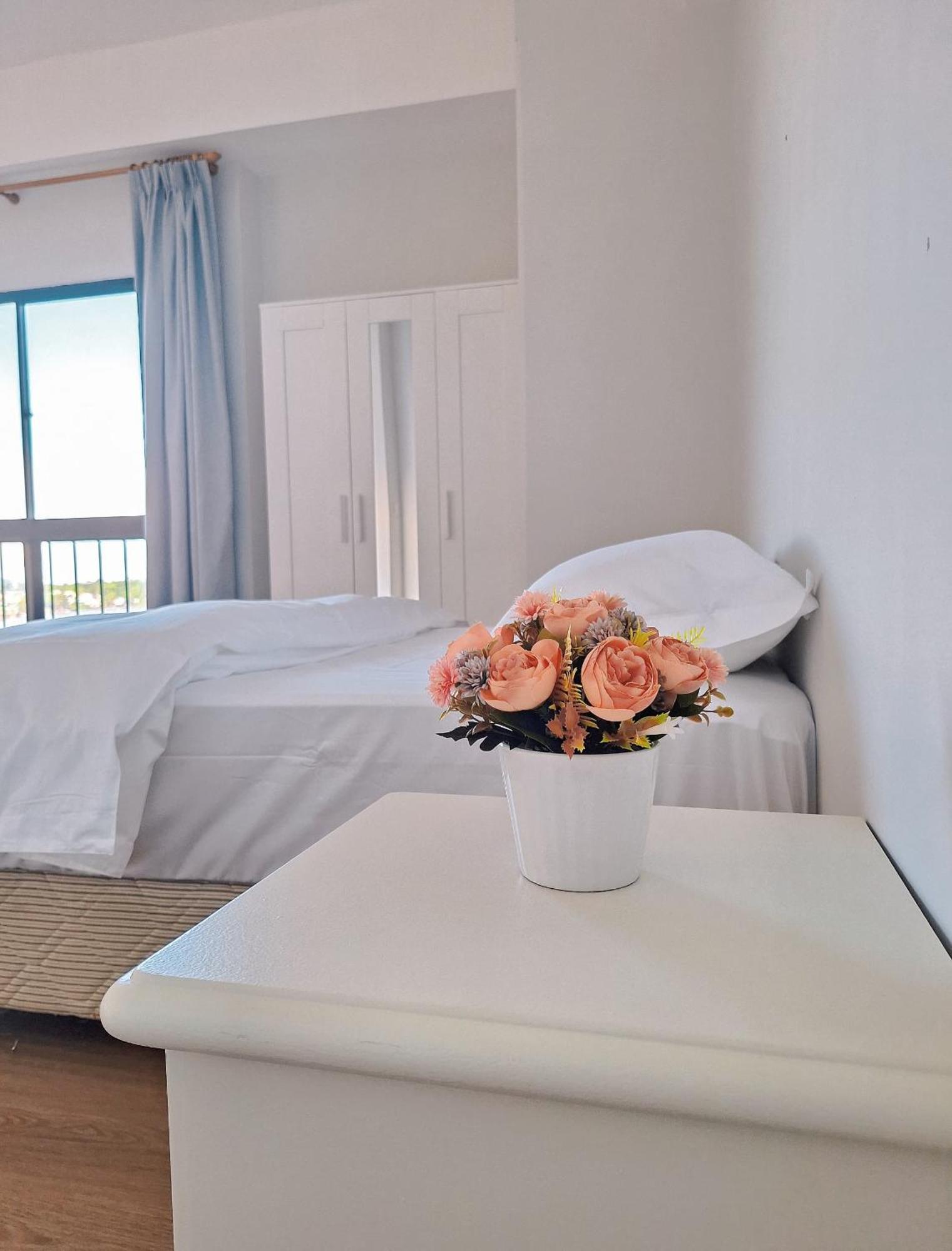 Cozzzy Hut Riverbank Suites Kuching With Spectacular River View المظهر الخارجي الصورة