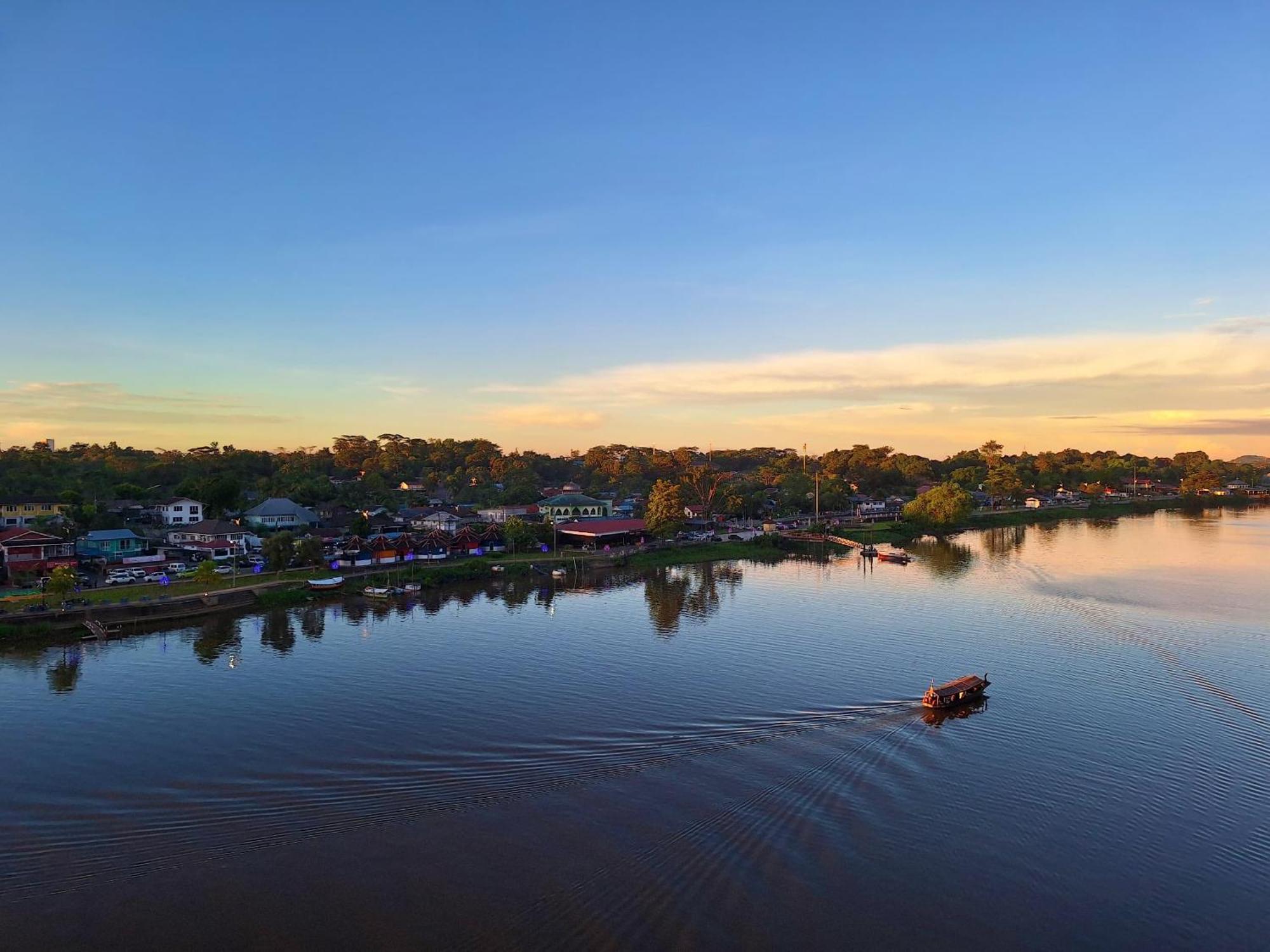 Cozzzy Hut Riverbank Suites Kuching With Spectacular River View المظهر الخارجي الصورة