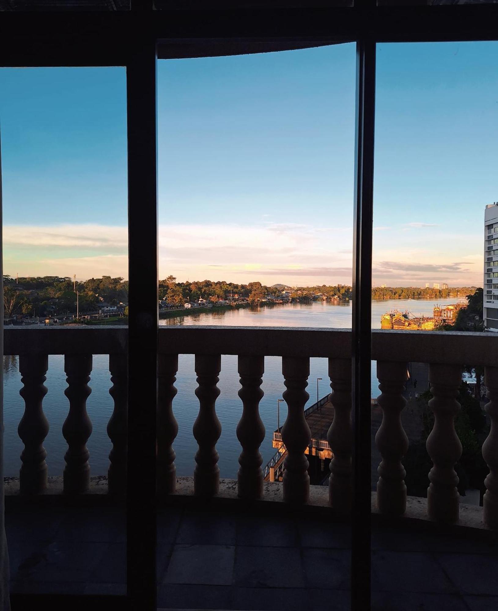 Cozzzy Hut Riverbank Suites Kuching With Spectacular River View المظهر الخارجي الصورة